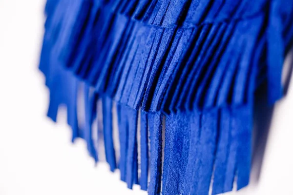 Beyaz Arka Planda Modaya Uygun Mavi Süet Püsküllü Çanta Detaylar — Stok fotoğraf