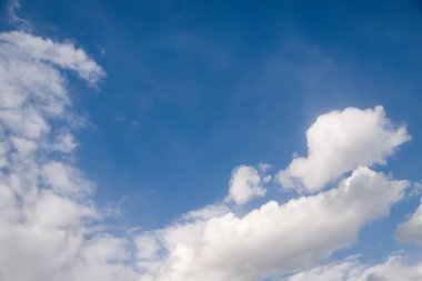 Bulanık beyaz bulutlu açık mavi gökyüzü