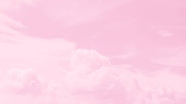 Bulutları olan güzel bir gökyüzü, soluk pembe suluboya tonlu. Panorama arkaplanı