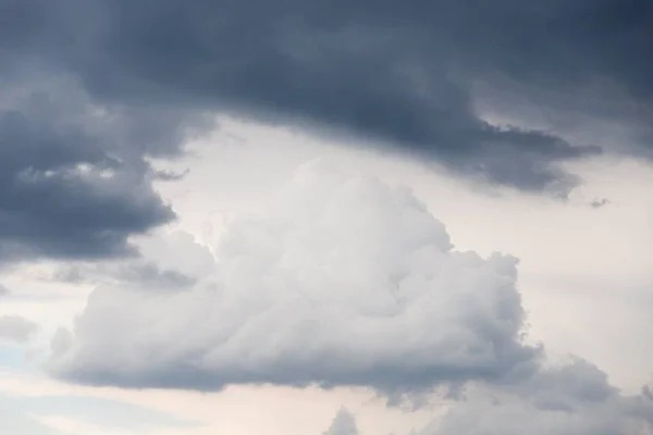 Krásná Šedobílá Obloha Dramatické Šedé Mraky Obloze — Stock fotografie