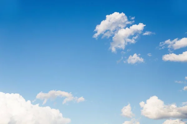 澄んだ青い空と美しい小さな白い雲 空の背景 — ストック写真