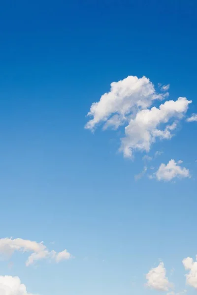 澄んだ青い空と美しい小さな白い雲 空の背景 — ストック写真