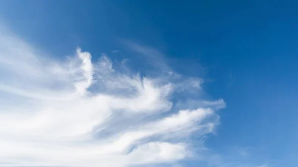 Scenisk himmel panorama bakgrund. Vita cirrocumulus moln som en våg i den blå himlen — Stockfoto