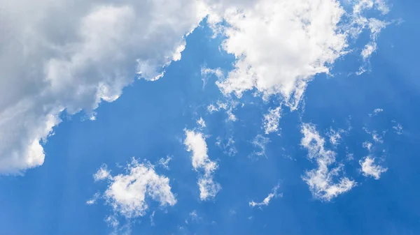 深い青空のパノラマの背景に美しい白いふわふわの雲 — ストック写真