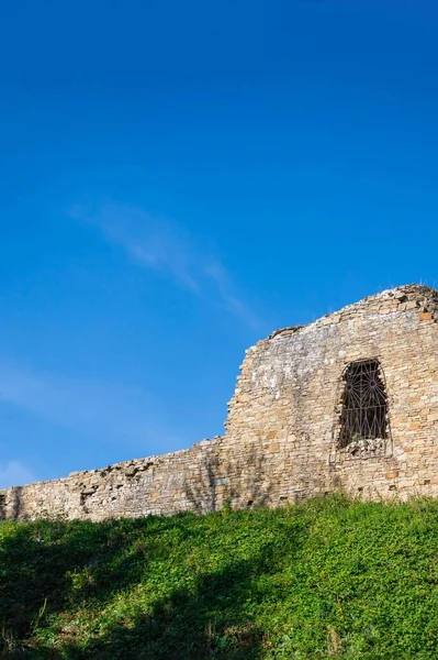 Ruines du château et ciel bleu. Fragment, détails. Lanckorona, Pologne — Photo