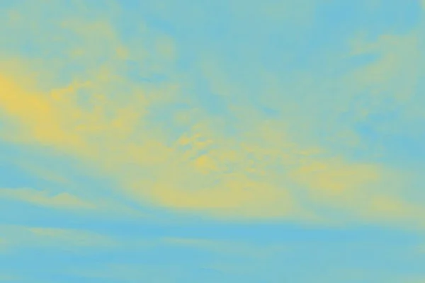 Céu Azul Com Nuvens Amarelas Suaves Fundo Céu Foto Tonificada — Fotografia de Stock