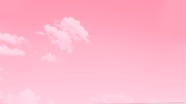 Açık pembe gökyüzü ve güzel küçük bulutlar. 9 üzerinde 16 panoramik biçim