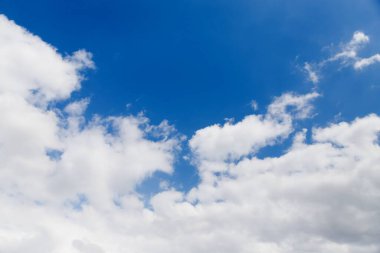 Gün ışığında büyük beyaz bulutlu koyu mavi gökyüzü