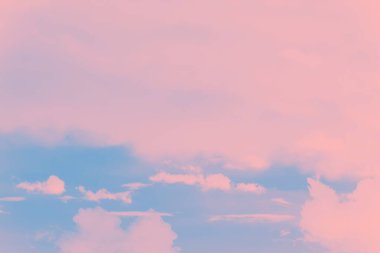 Soyut mavi pembe gökyüzü arkaplanı, bulanık suluboya