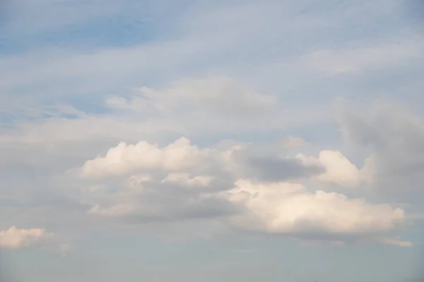 ふかふかとした白い雲が広がる絶景光の空 — ストック写真