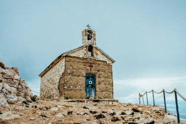 Adriyatik Denizi 'nin Dalmaçya kıyıları boyunca yer alan Hırvatistan' daki Biokovo sıradağları. En yüksek zirvesi 1762 yılında Sveti Jure Saint George 'dur. Aziz George Kilisesi