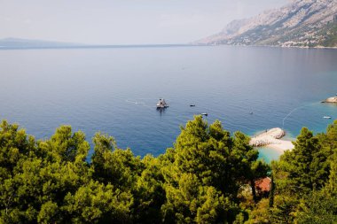 Denizde balıkçı teknesi, Brela Hırvatistan, Makarska Riviera. Güzel deniz manzarası