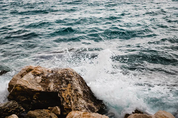 海の波が岩を打つ 美しい冷たい秋の海 — ストック写真