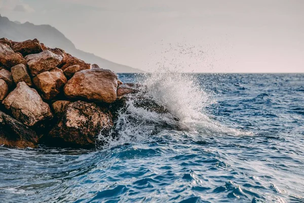 Deniz Dalgaları Kayalara Çarpıyor Güzel Soğuk Sonbahar Denizi — Stok fotoğraf