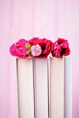 Güzel pembe Eustoma veya lisianthus veya prairie gentian çiçeği ve pembe arkaplan üzerine kitaplar, kopyalama alanı