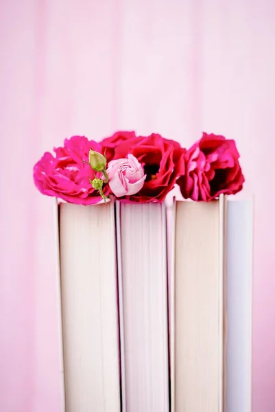 Linda rosa eustoma ou lisianthus ou pradaria gentian flor e livros sobre fundo rosa, espaço cópia — Fotografia de Stock