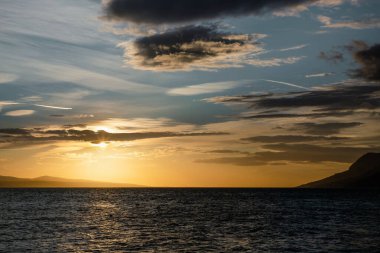 İnanılmaz gün batımı deniz manzarası. Güzel gökyüzü. Brela ve Hırvatistan Makarska Riviera
