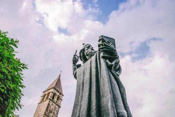 Статуя хорватского епископа Гргура Нинского, Григория Нинского и башни с часами. Сплит — стоковое фото