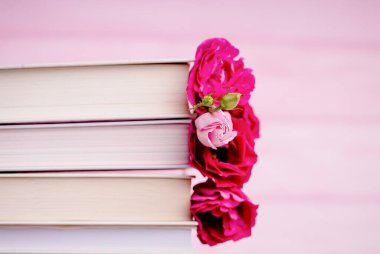 Güzel pembe Eustoma veya lisianthus veya prairie gentian çiçeği ve açık pembe arkaplan üzerine kitaplar, kopyalama alanı