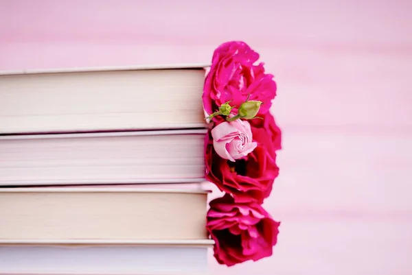 Güzel pembe Eustoma veya lisianthus veya prairie gentian çiçeği ve açık pembe arkaplan üzerine kitaplar, kopyalama alanı