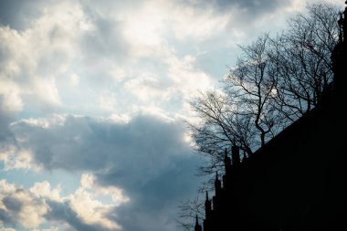 Corpus Christi Bazilikası. Polonya Bazylika Bozego Ciala, Kazimierz bölgesi, Krakow, Polonya. Duvar, siluet, detaylar. Gizemli gökyüzü