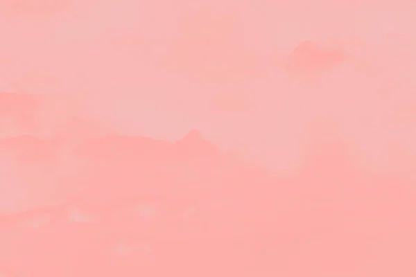 要旨パステル珊瑚ピンク軟色の空背景とぼやけた雲 — ストック写真