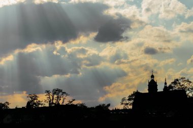 Corpus Christi Bazilikası. Polonya Bazylika Bozego Ciala, Kazimierz bölgesi, Krakow, Polonya. Duvar, siluet, detaylar. Güneş ışığıyla gizemli gökyüzü