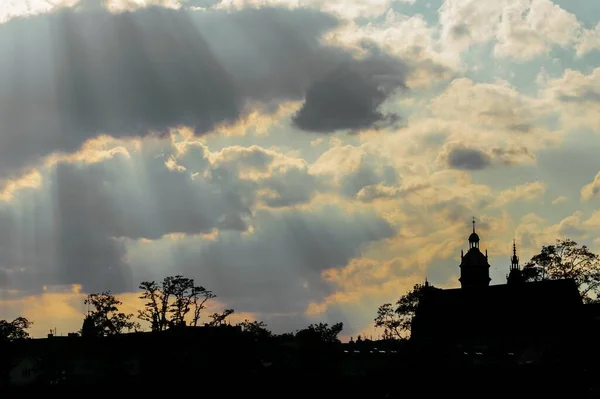 コーパスクリスティ大聖堂 ポーランド語Bazylika Bozego Ciala ポーランドのクラクフのKazimierz地区 シルエット 太陽の光で神秘的な空 — ストック写真