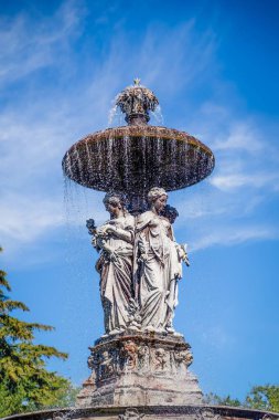 27 Eylül 2020. Graz, Avusturya. Şehir parkındaki Rostiger Nagel çeşmesi. Detaylar.