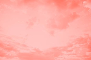 Gökyüzü sirokümülüs bulutlu, mercan pembesi suluboya tonlu