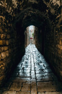 Eski kasabadaki karanlık dar cadde. Hırvatistan 'ı Böl