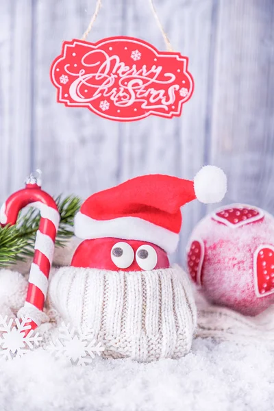 Joyeux Noel Drole De Pomme Avec Les Yeux Et Le Chapeau Du Pere Noel La Neige Joyeux Noel Drole De Pomme Avec Les Yeux Et Le Chapeau Du Pere Noel La Neige
