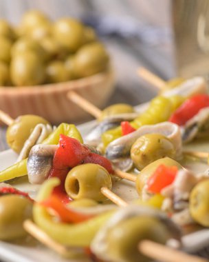 Gilda, İspanya 'nın Bask ülkesinden geleneksel bir pinço ya da tapa, ançüez, zeytin ve biber turşusuyla hazırlanır..