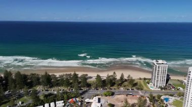 Altın Sahili, Queensland, Avustralya 'nın nefes kesici 4K hava aracı görüntülerinde çarpıcı şehir silueti, yüksek kuleler, altın plajlar ve ikonik sörfçüler cenneti yer alıyor. Video, ışıl ışıl rıhtım kanallarını, lüks marinaları ve tekneleri yakalıyor.