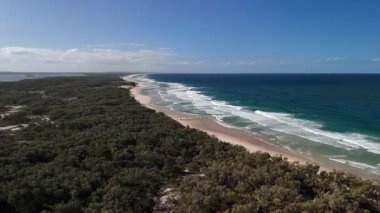 Avustralya, Queensland 'daki Gold Coast açıklarındaki South Stradbroke Adası' nın 4K hava aracı görüntüleri. Bu el değmemiş doğal cennet, altın plajlar, okyanus dalgaları, kum tepeleri ve bereketli kıyı ormanlarına sahiptir. Gizli bir mücevher.
