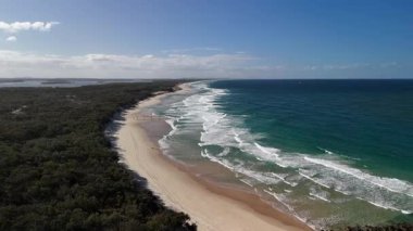 Avustralya, Queensland 'daki Gold Coast açıklarındaki South Stradbroke Adası' nın 4K hava aracı görüntüleri. Bu el değmemiş doğal cennet, altın plajlar, okyanus dalgaları, kum tepeleri ve bereketli kıyı ormanlarına sahiptir. Gizli bir mücevher.