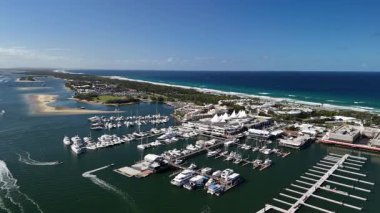 Sörfçüler Paradise kuleleri, kumlu plajlar, tekneli marina, sahil kanalları, Sea World, kıyı rezervleri ve Pasifik Okyanusu kıyı şeridi boyunca uzanan yakın adalar da dahil olmak üzere, Altın Sahil siluetinin 4K hava aracı görüntüleri. Bu popüler Queensland