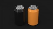 Dvě malé černé a oranžové hliníkové soda plechovky maketa na černém pozadí. Cín balení piva nebo jiného nápoje. 3D vykreslování obrázku