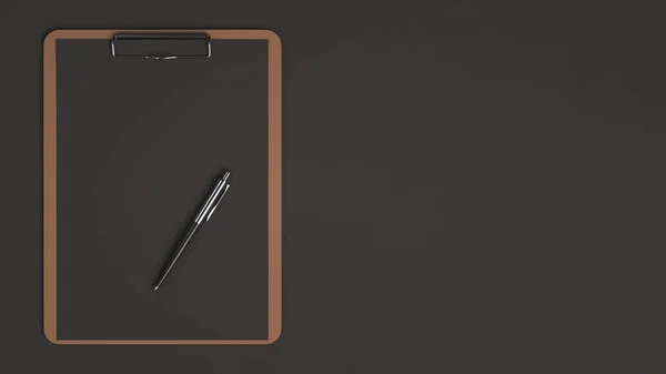 Деревянный буфер обмена с черной бумагой и ручкой — стоковое фото