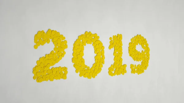 Número 2019 Hecho Confeti Amarillo Sobre Fondo Blanco Signo Año — Foto de Stock