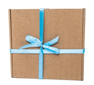 Beyaz zemin üzerinde yay izole hediye kutusu