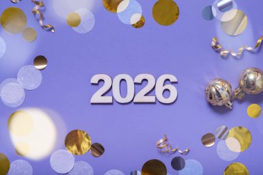 2026 'da yeni yıl kutlamaları için şenlik dekorasyonları düzenlenir. Renkli konfeti ve parlak elementler yıl boyunca belirgin bir şekilde sergilendi.