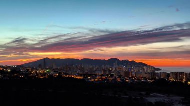 Göz kamaştırıcı bir günbatımı ufuk çizgisinin üzerinde canlı renkler çiziyor, eşsiz kentsel güzellikleri gözler önüne seriyor.