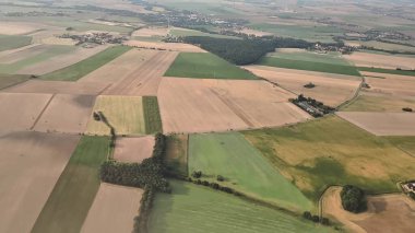 Çarpıcı bir hava perspektifi, tarlaların çeşitliliğini ve karmaşık tarımsal modelleri güzel bir şekilde gösteriyor.