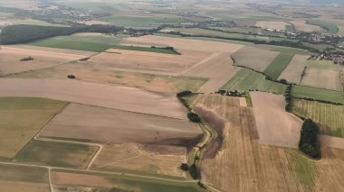 Güzel tarlaları ve dolambaçlı yolları olan nefes kesici tarım arazisinin tadını çıkarın.