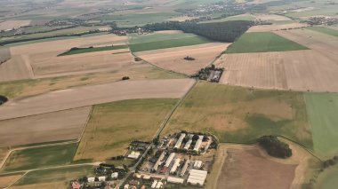 Canlı yama alanlarının ve iyi korunmuş tarım arazilerinin havadan görünüşü kırsal gelişim ve yaşamı gösteriyor