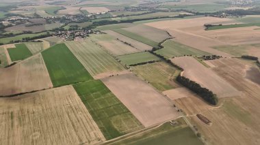 Nefes kesici bir hava manzarası canlı, yemyeşil tarım arazilerini ve huzurlu köy manzaralarını güzel bir şekilde yakalıyor.