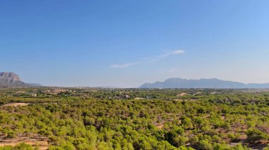 Büyüleyici hava manzarasının nefes kesici görüntüsü canlı yeşillik ve görkemli dağların geniş alanlarını gözler önüne seriyor.