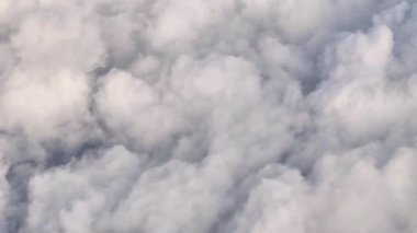 Uçsuz bucaksız, yumuşak beyaz bulutların nefes kesici hava görüntüsü, çeşitli medya projelerinde atmosferik görseller yaratmak için ideal.