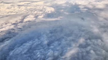 Bu tüylü beyaz bulutların nefes kesici hava görüntüsü gökyüzünde yükselen bir uçaktan alındı.